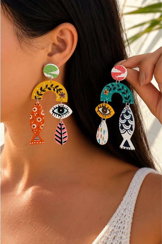 Femme portant de grandes boucles d'oreilles colorées poisson et œil en acrylique