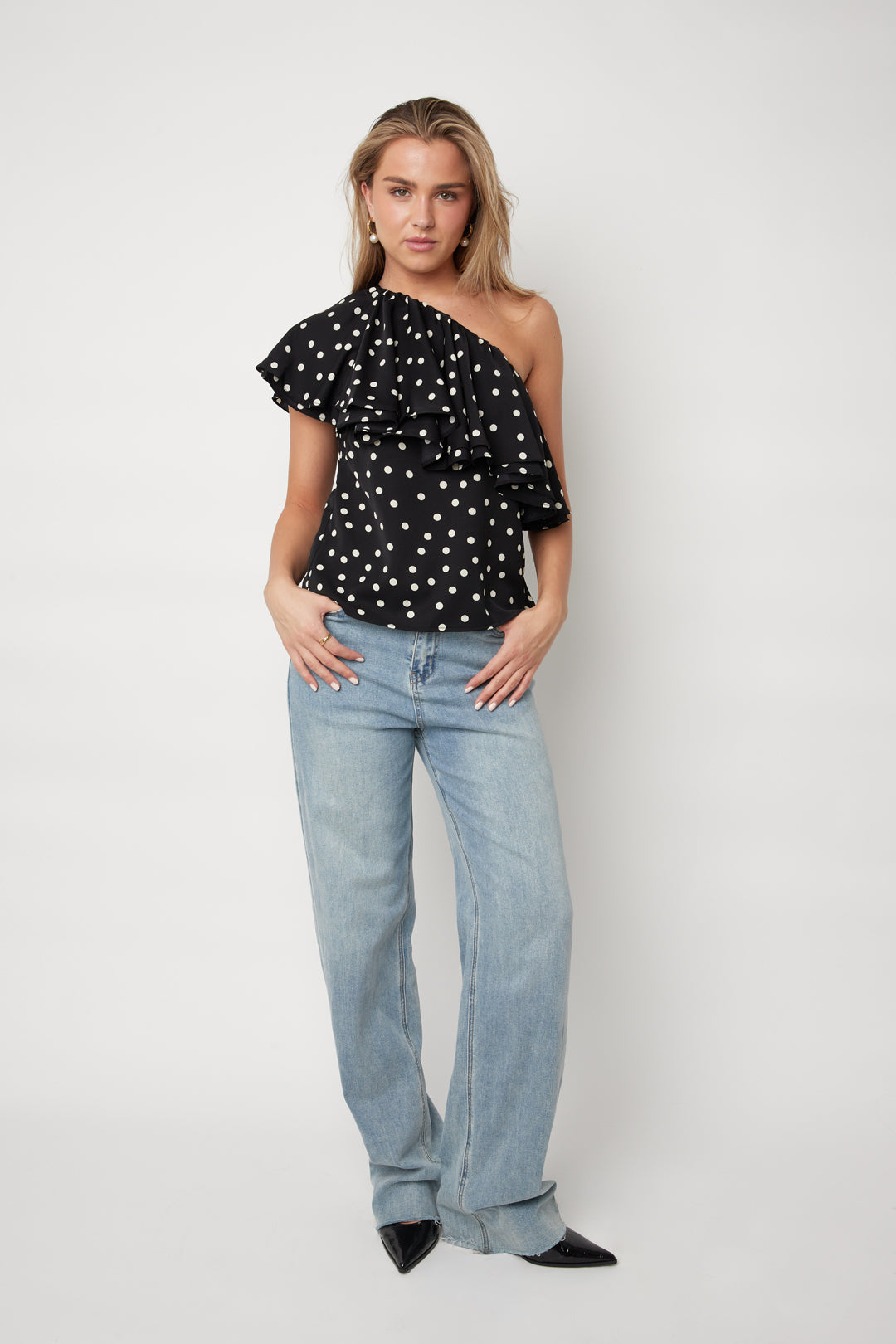 Look complet haut asymétrique pois noir volants jean
