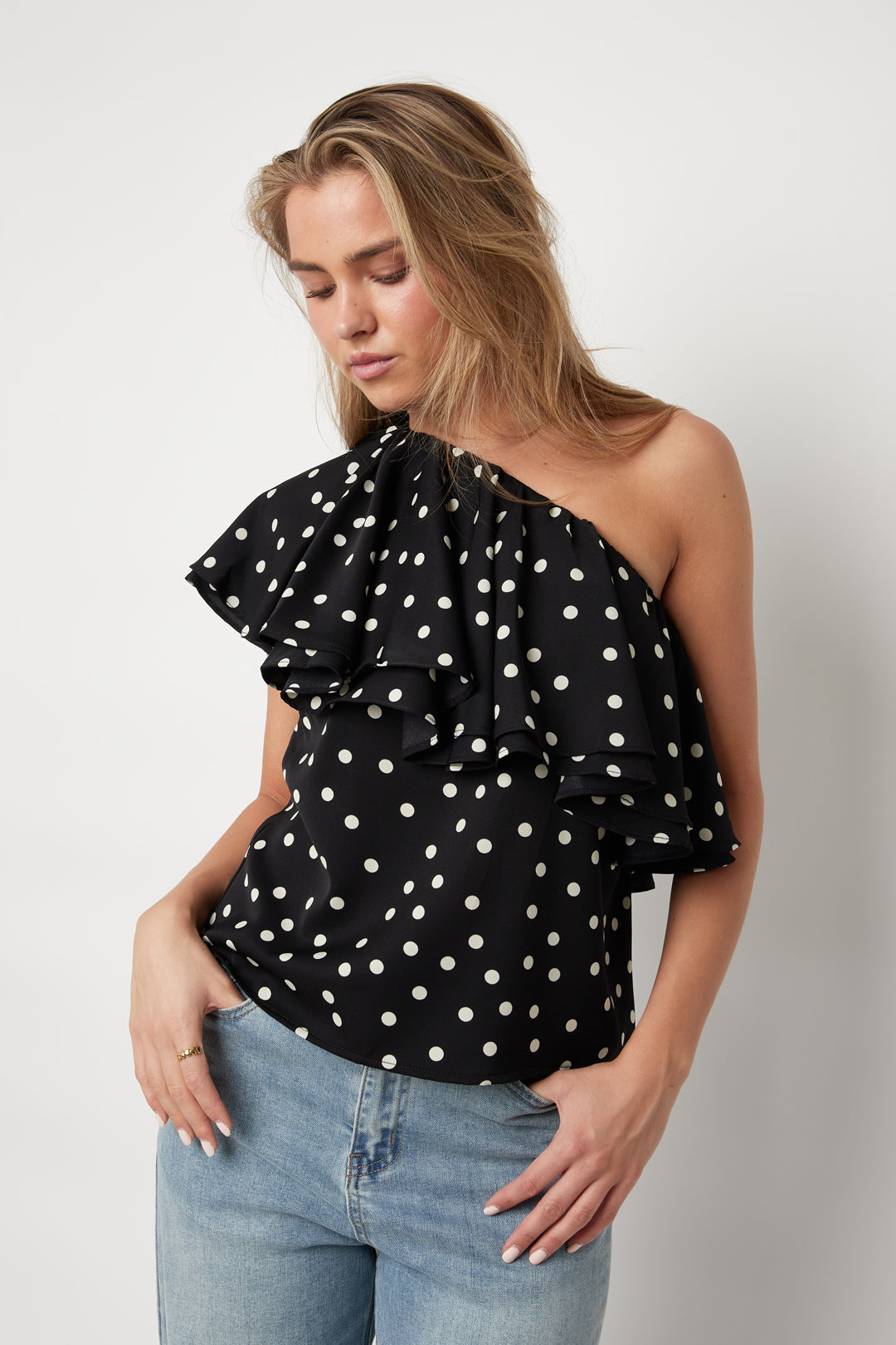 Portrait haut one-shoulder pois noir et blanc volants