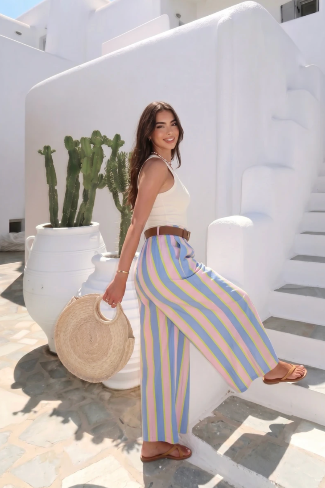 Pantalon large rayé pastel multicolore coton italien porté ambiance Mykonos